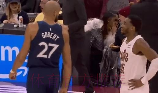 文班全场18中8,三分9中3得到29分7篮板1助攻3抢断5犯规 文班全场18中8,三分9中3得到29分7篮板1助攻3抢断5犯规